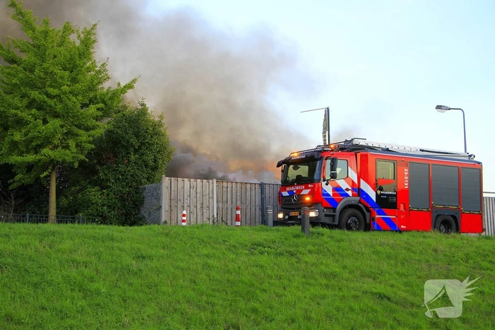Grote brand in loods met voertuigen
