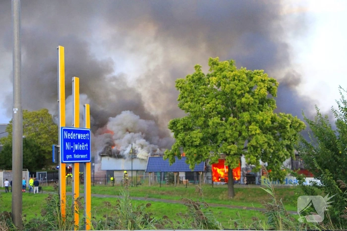 Grote brand in loods met voertuigen