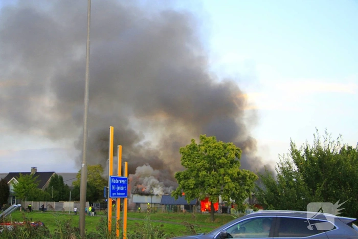 Grote brand in loods met voertuigen