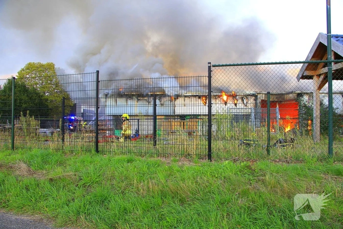 Grote brand in loods met voertuigen