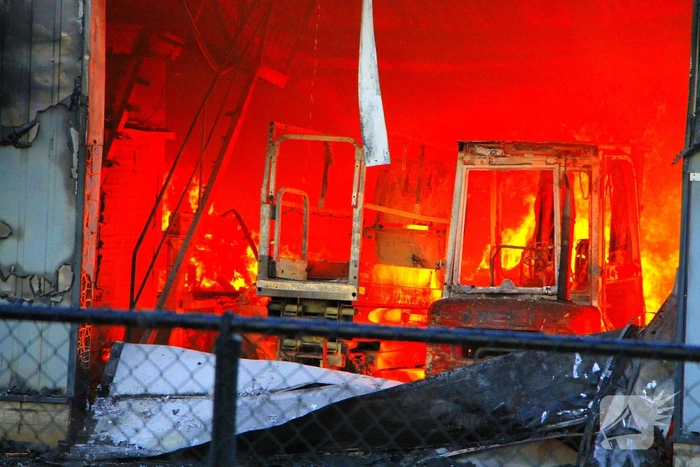 Grote brand in loods met voertuigen