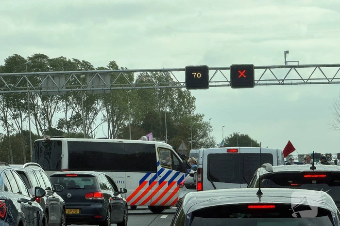 Gigantische en risicovolle verkeersopstopping door protest op snelweg