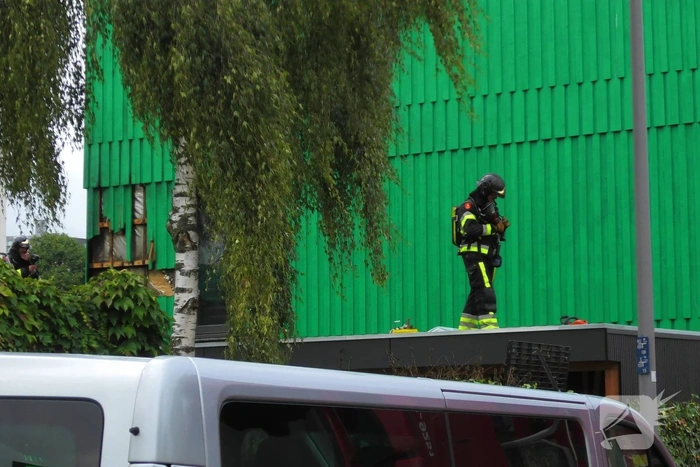 Isolatiemateriaal in houten wand van hoekwoning in brand