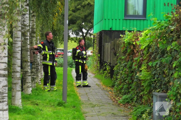 Isolatiemateriaal in houten wand van hoekwoning in brand