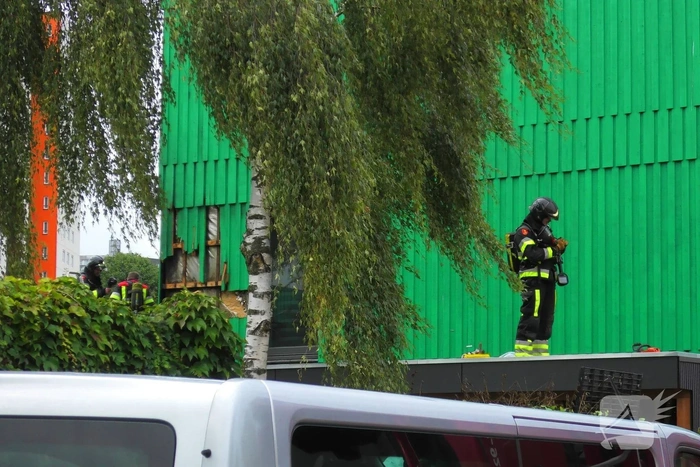 Isolatiemateriaal in houten wand van hoekwoning in brand