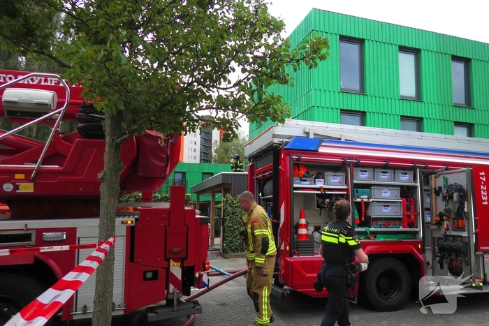Isolatiemateriaal in houten wand van hoekwoning in brand