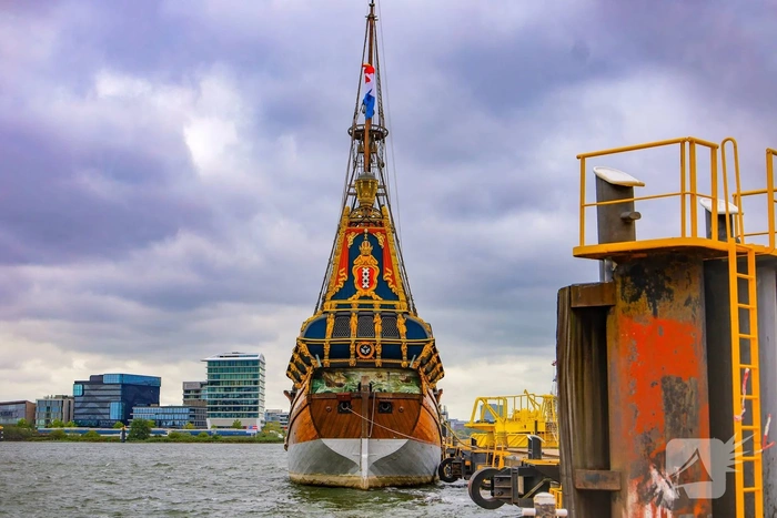 7e-eeuwse schip Batavia naar werf gesleept voor onderhoud
