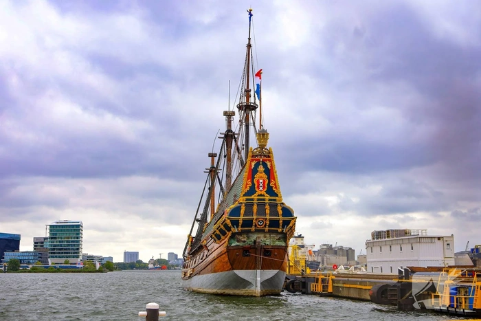 7e-eeuwse schip Batavia naar werf gesleept voor onderhoud