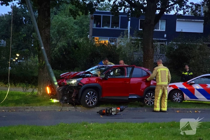 Automobilist raakt van weg en knalt tegen lantaarnpaal
