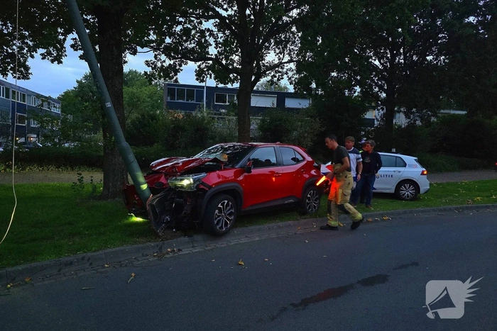 Automobilist raakt van weg en knalt tegen lantaarnpaal