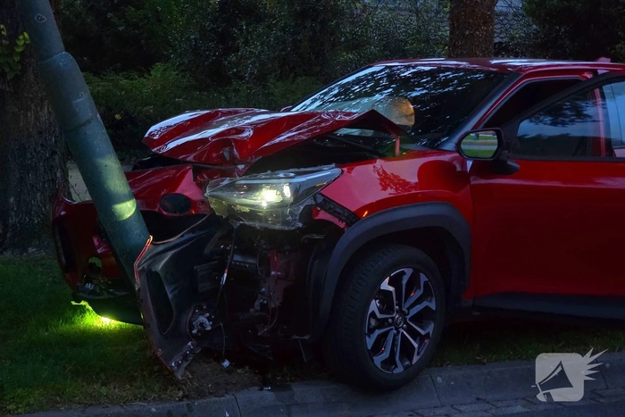 Automobilist raakt van weg en knalt tegen lantaarnpaal