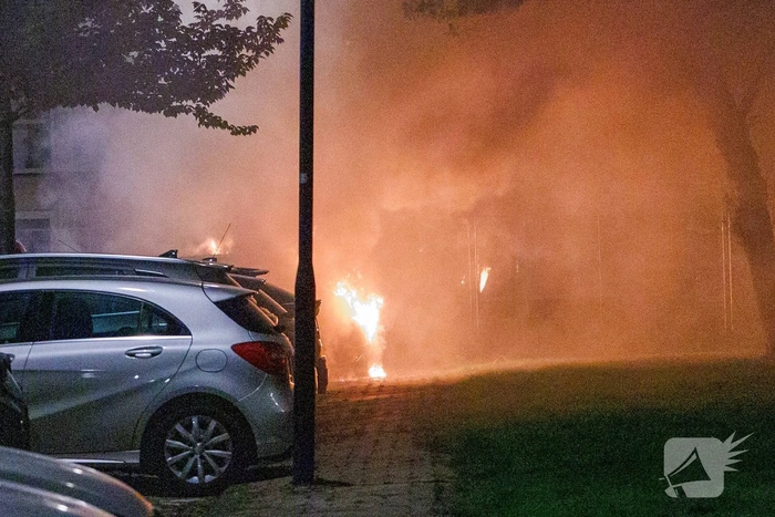 Fiat 500 vliegt in brand in woonwijk