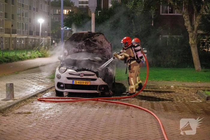 Fiat 500 vliegt in brand in woonwijk