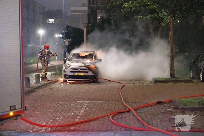 Fiat 500 vliegt in brand in woonwijk