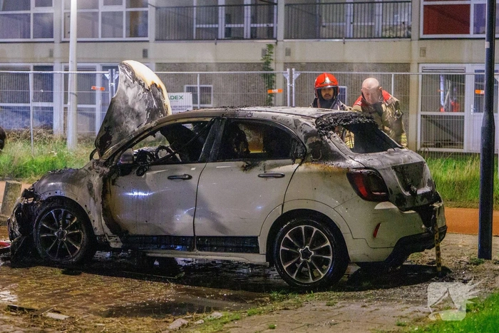 Fiat 500 vliegt in brand in woonwijk