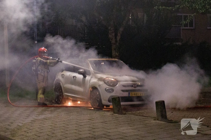 Fiat 500 vliegt in brand in woonwijk