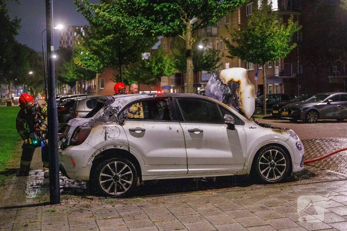 Fiat 500 vliegt in brand in woonwijk