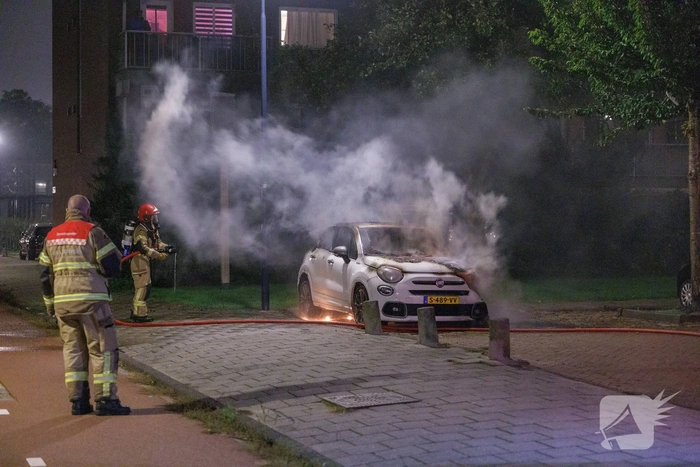 Fiat 500 vliegt in brand in woonwijk