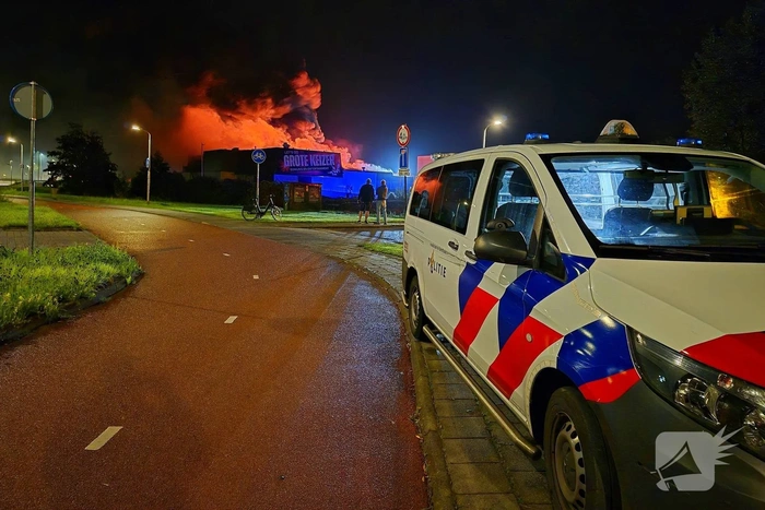Vlammen slaan uit bowlingcentrum