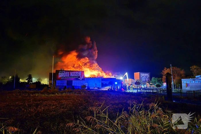 Vlammen slaan uit bowlingcentrum