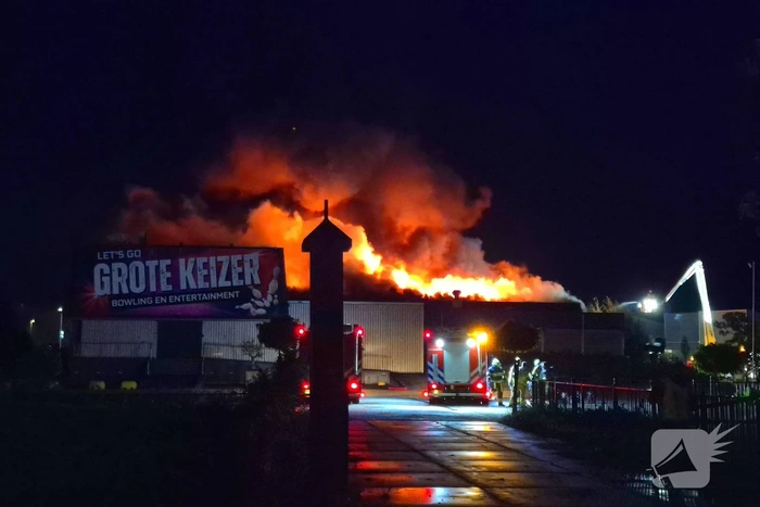 Vlammen slaan uit bowlingcentrum