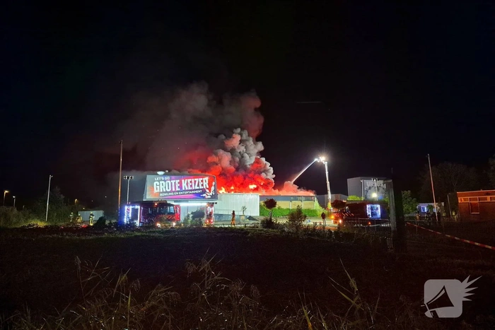 Vlammen slaan uit bowlingcentrum