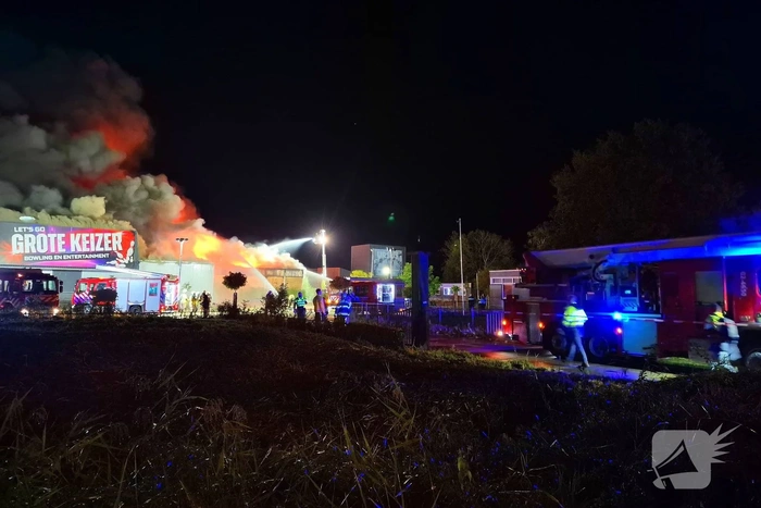 Vlammen slaan uit bowlingcentrum