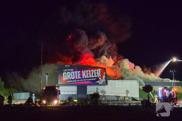 Vlammen slaan uit bowlingcentrum