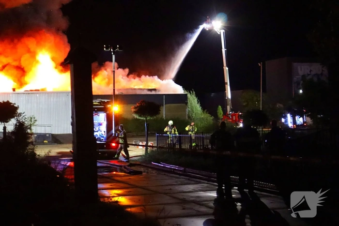 Vlammen slaan uit bowlingcentrum