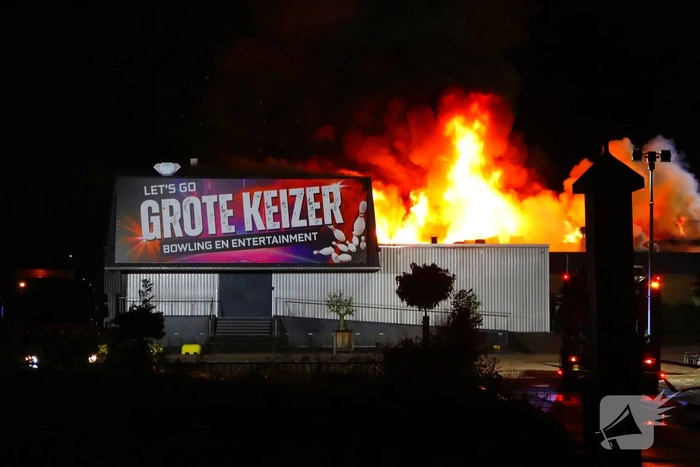 Vlammen slaan uit bowlingcentrum