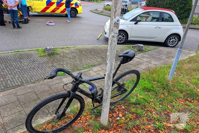 Fietser aangereden door auto
