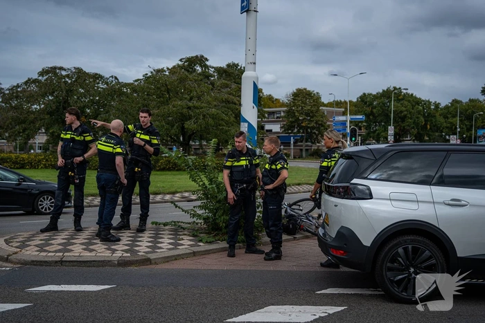 Kind aangereden door auto op drukke rotonde