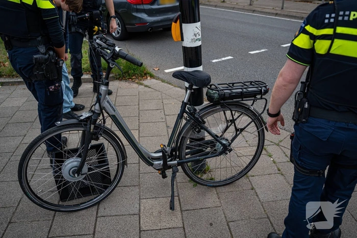 Kind aangereden door auto op drukke rotonde