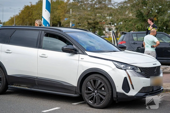 Kind aangereden door auto op drukke rotonde