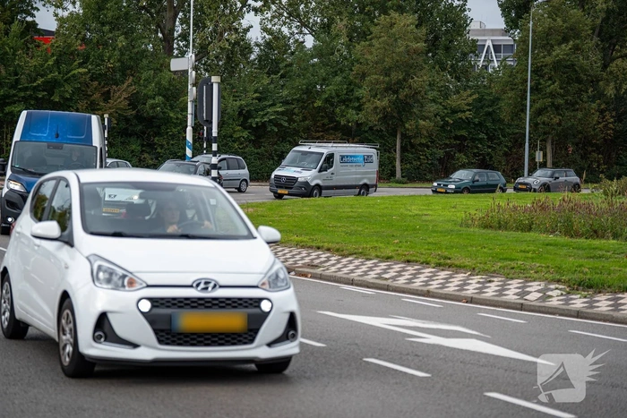 Kind aangereden door auto op drukke rotonde