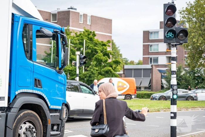 Kind aangereden door auto op drukke rotonde