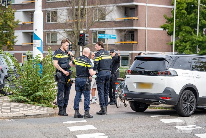 Kind aangereden door auto op drukke rotonde
