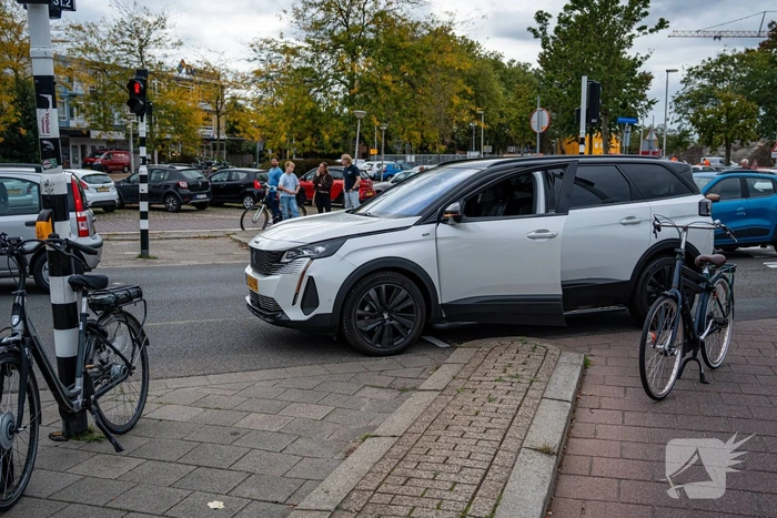Kind aangereden door auto op drukke rotonde
