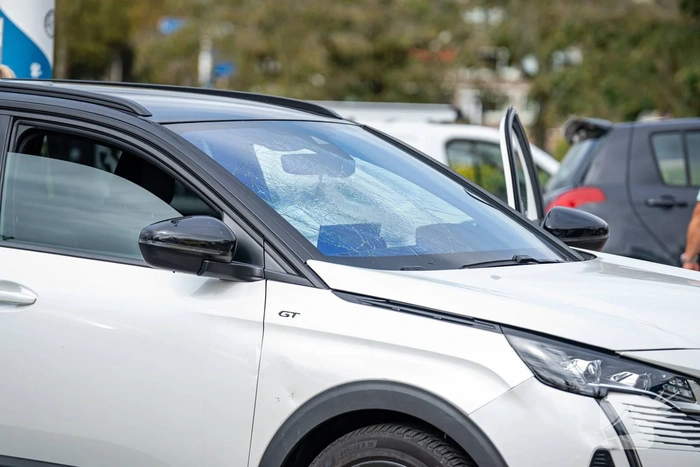 Kind aangereden door auto op drukke rotonde