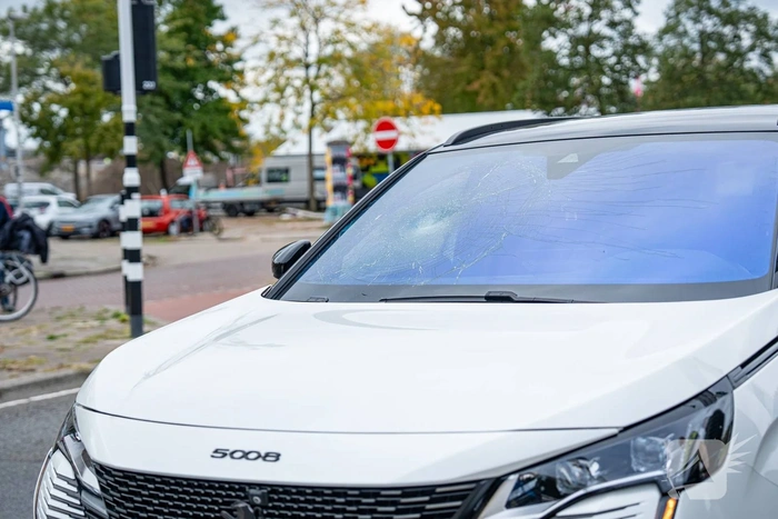 Kind aangereden door auto op drukke rotonde