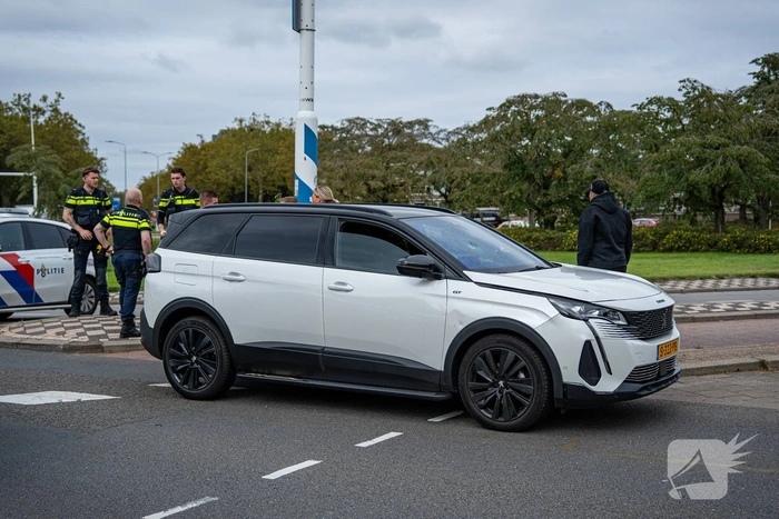 Kind aangereden door auto op drukke rotonde
