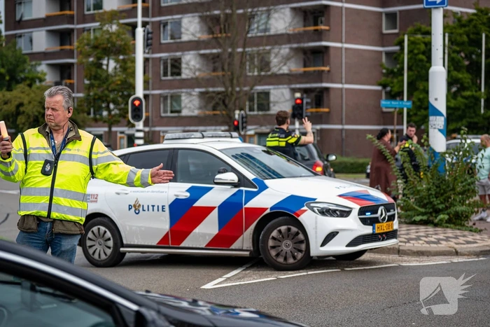 Kind aangereden door auto op drukke rotonde