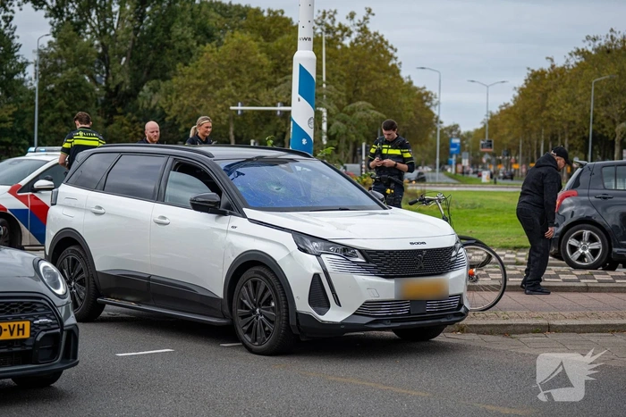 Kind aangereden door auto op drukke rotonde