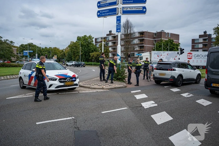 Kind aangereden door auto op drukke rotonde