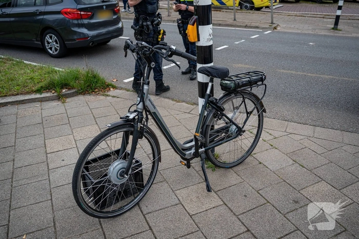Kind aangereden door auto op drukke rotonde
