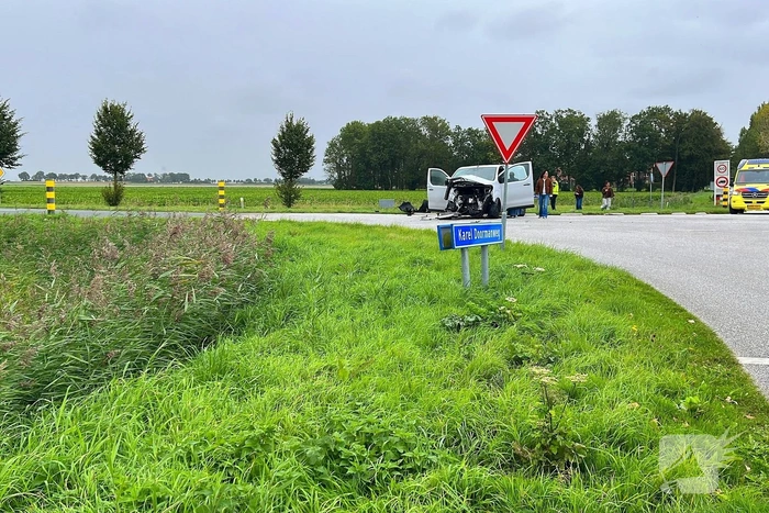 Ongeval tussen bestelbus en taxibus leidt tot gewonden