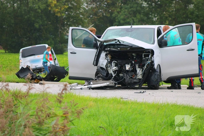 Ongeval tussen bestelbus en taxibus leidt tot gewonden