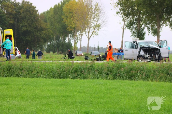 Ongeval tussen bestelbus en taxibus leidt tot gewonden