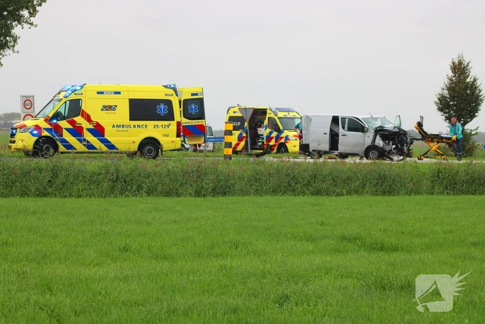 Ongeval tussen bestelbus en taxibus leidt tot gewonden