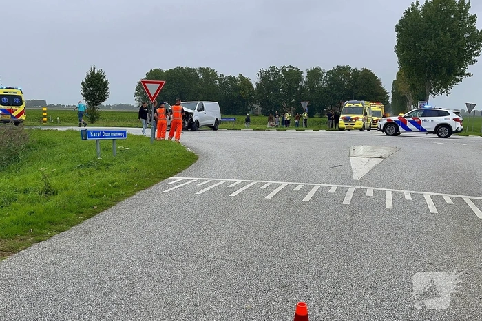 Ongeval tussen bestelbus en taxibus leidt tot gewonden